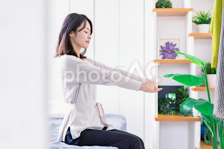一人暮らしをする若い女性 新生活,片付け,日差しの写真素材