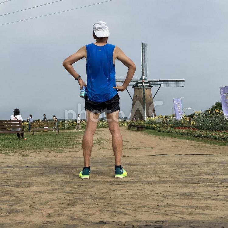 走り終わって立っている男性 人物,男性,走るの写真素材