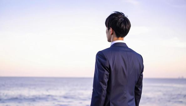 未来を見つめ希望を抱くビジネスマン後ろ姿 未来を見つめ希望を抱くビジネスマン後ろ姿の写真