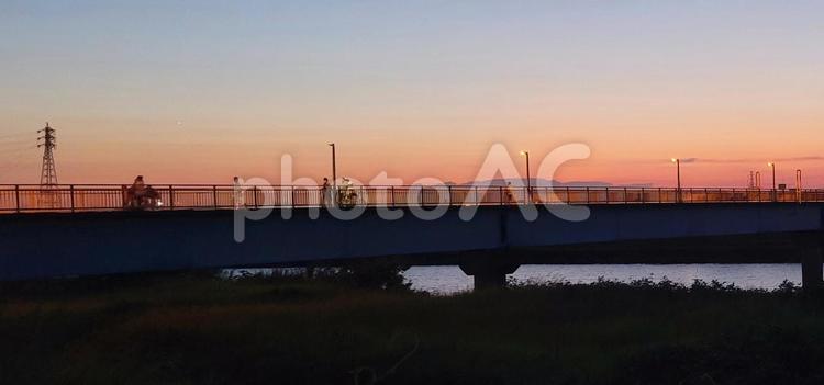 マジックアワー　鶴見川の夕暮れ マジックアワー,横浜,鶴見川の写真素材