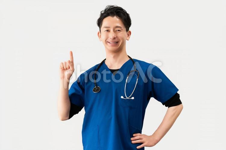 人差し指を立てて案内する男性医療スタッフ 男性,医療,医者の写真素材