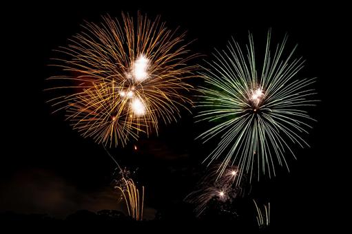 グリーンとイエローの打ち上げ花火 花火,打ち上げ花火,打上花火の写真素材