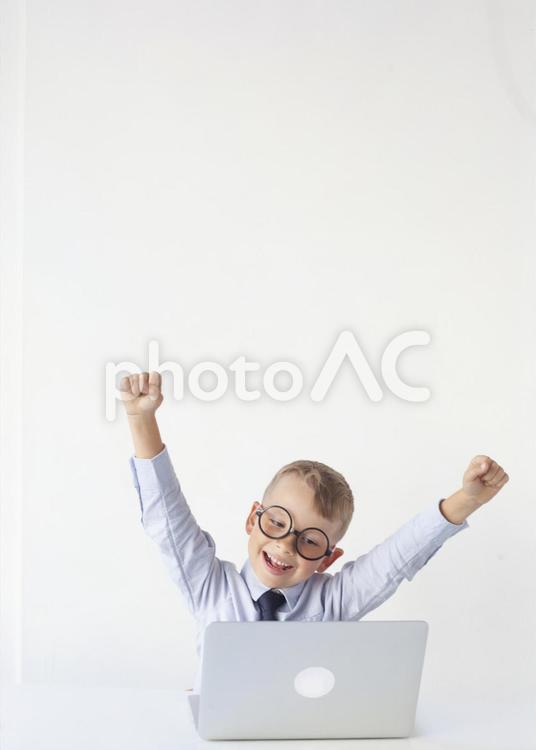 ビジネスマンに扮した男の子が伸びをする 子ども,お仕事,職業の写真素材