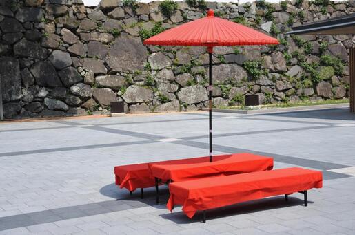 日本の傘の下の休息所	 休息所,かさ,赤の写真素材