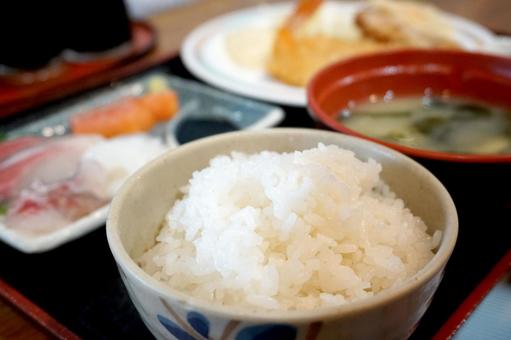 山口県唐戸市場のお刺身定食 山口県唐戸市場のお刺身定食の写真
