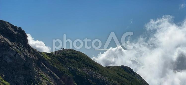 山頂での休憩と壮大な雲 山,登山,山頂の写真素材