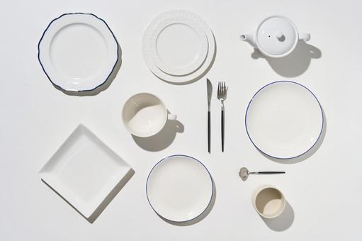 シンプルな食器セット シンプルな食器セット 食器,洋食器,皿の写真素材