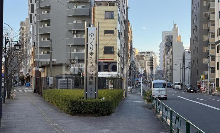 台東区の交通安全の看板 交通安全,分かれ道,分岐の写真素材