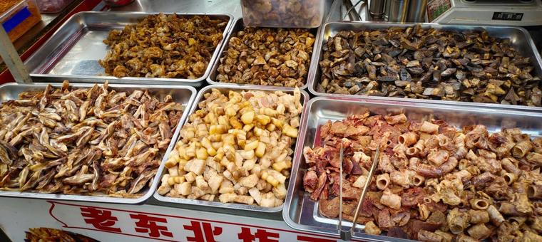 中国屋台に並ぶ多彩な肉と内臓の盛り合わせ 中国屋台に並ぶ多彩な肉と内臓の盛り合わせ 中国屋台,食材,ローカルフードの写真素材