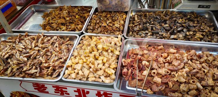中国屋台に並ぶ多彩な肉と内臓の盛り合わせ 中国屋台,食材,ローカルフードの写真素材