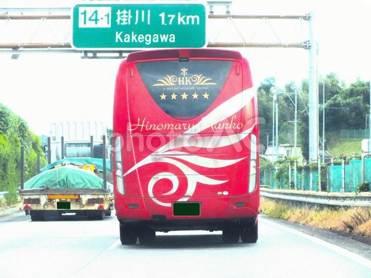 掛川インターまでの表示板と観光バス バス,軽自動車,観光バスの写真素材