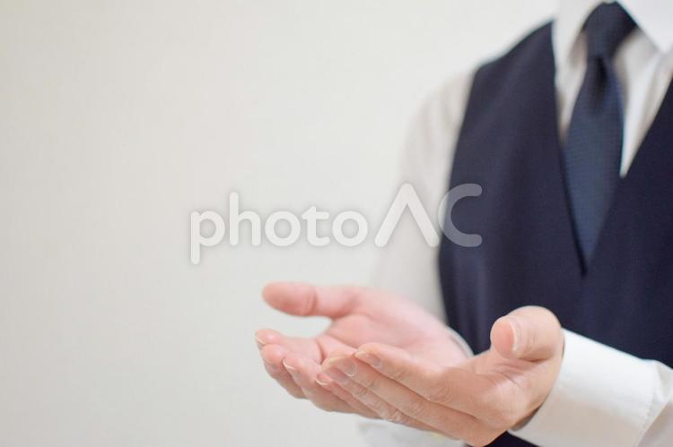 両手を出すビジネスマン② ビジネスマン,会社員,男性の写真素材