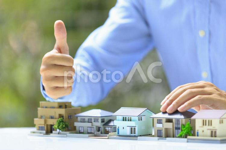 ビジネスマンと住宅模型 ビジネス,男性,人物の写真素材