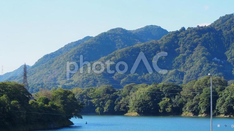津久井湖の山と青空（神奈川県・相模原市） 津久井湖,相模原,相模原市の写真素材
