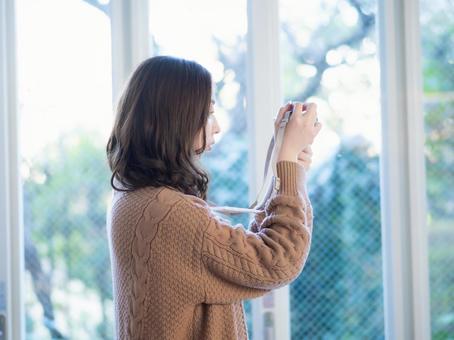 22:カメラを構える女性 22:カメラを構える女性 カメラ,データチェック,カメラマンの写真素材