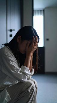 落ち込む女性の写真