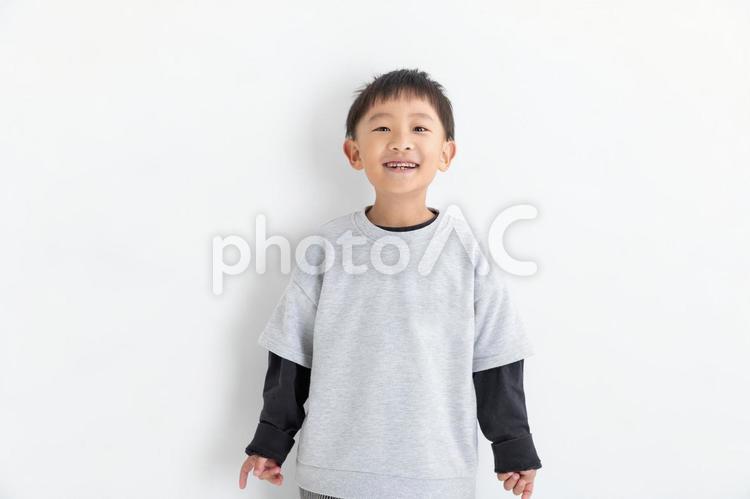 カメラ目線で笑顔の男の子　smiling 男の子,子ども,笑顔の写真素材