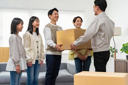 引越し業者と家族 引越し業者と家族 引っ越し,スタッフ,荷造りの写真素材