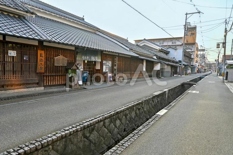 奈良・大和郡山市  箱本館「紺屋」紺屋川 大和郡山市,昼過ぎ,爽やかの写真素材