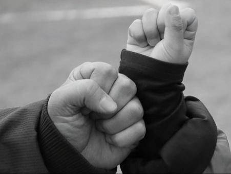 絆 絆 手,親子,触れるの写真素材