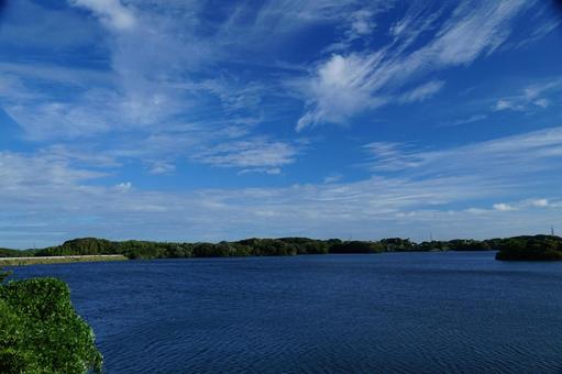 晴れた日の貯水池の風景 晴れた日の貯水池の風景の写真