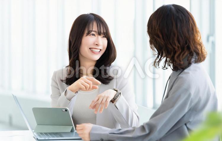ミーティングをする2人のビジネスウーマン 女性,ビジネス,笑顔の写真素材