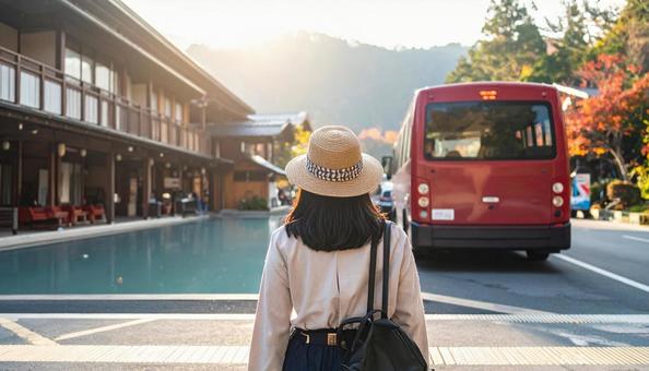温泉旅館の玄関で送迎バスを待つ女性 温泉旅館の玄関で送迎バスを待つ女性の写真