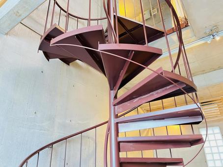 赤い螺旋階段のある建物内部 赤い螺旋階段のある建物内部 螺旋階段,らせん階段,階段の写真素材