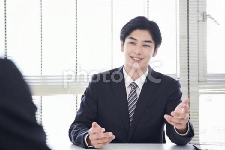 オフィスで営業をする日本男性ビジネスマン 男性,営業職,オフィスの写真素材