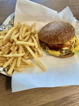 ハンバーガーとポテト パワーチャージ ハンバーガーとポテト パワーチャージの写真