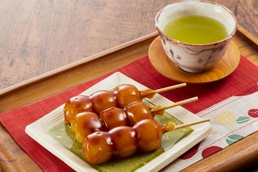 みたらし団子とお茶 みたらし団子とお茶の写真