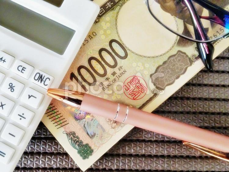 電卓・メガネ・ペン・お金のイメージ素材 電卓,メガネ,ペンの写真素材