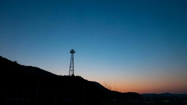 夕暮れにそびえる鉄塔の影 夕暮れにそびえる鉄塔の影 鉄塔,夕景,シルエットの写真素材