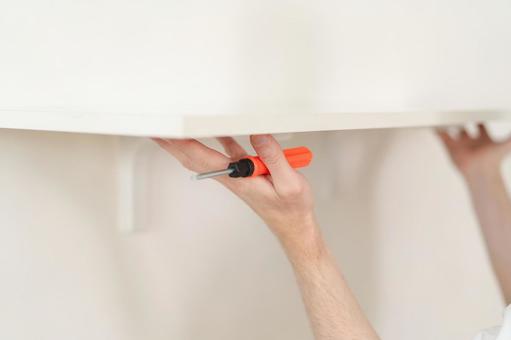 両手で棚を押さえる手 棚,押さえる,取付の写真素材