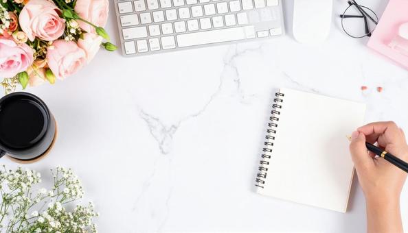 女性らしいパステルカラーのデスク 女性らしいパステルカラーのデスクの写真
