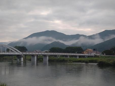 雨上がりの日本の朝の自然風景 山,川,風景の写真素材