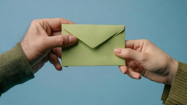 寄付の封筒を交換する手 寄付の封筒を交換する手の写真