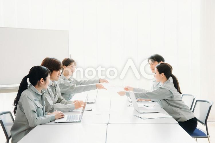 会議をする作業着をきた会社員 作業服,ビジネス,会議の写真素材