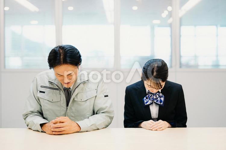 作業着を着た男性と事務スタッフの女性 作業服,工場,会議の写真素材
