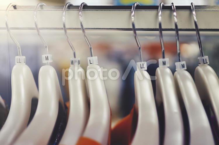 ハンガーに吊るされた衣類 ファッションイメージ ショッピング,ファッション,服の写真素材