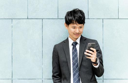 スマホを使う男性ビジネスマン スマホを使う男性ビジネスマン 男性,スマホ,スマートフォンの写真素材