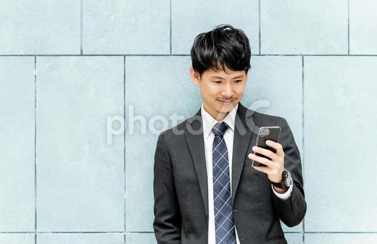 スマホを使う男性ビジネスマン 男性,スマホ,スマートフォンの写真素材