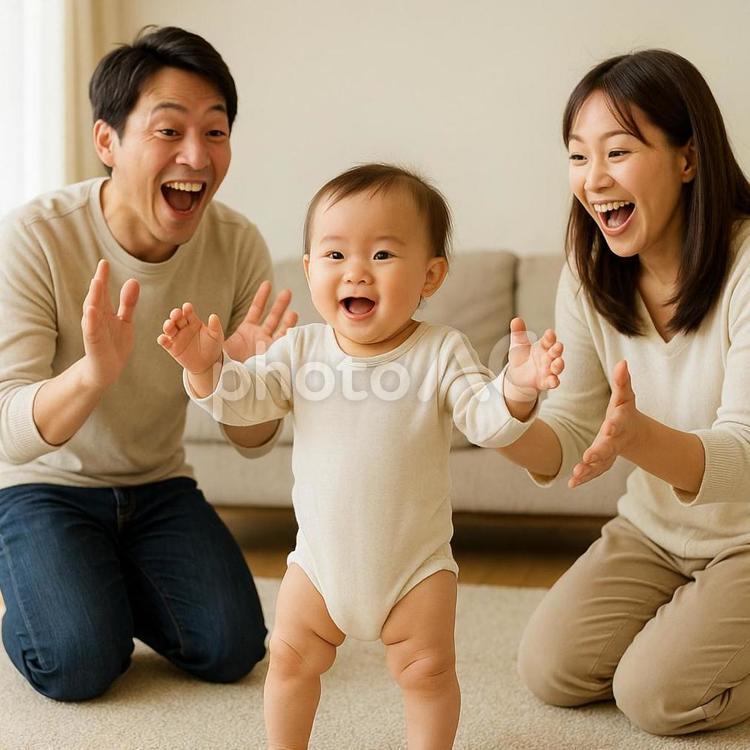 赤ちゃんが初めて立ちました 赤ちゃん,赤ちゃんの笑顔,幼児の写真素材
