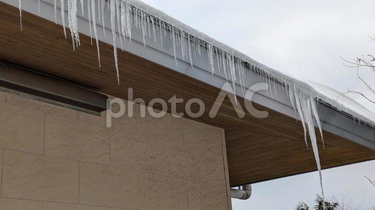 屋根から垂れるツララ(横) 氷柱,つらら,ツララの写真素材
