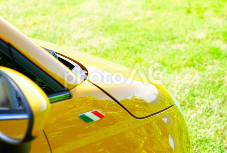 黄色いイタ車とグリーンと 車,イタリア車,ドライブの写真素材