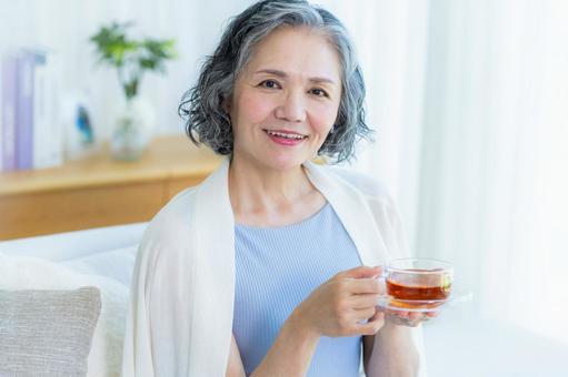 リビングでくつろぐシニア女性 リビングでくつろぐシニア女性 笑顔,シニア,美容の写真素材