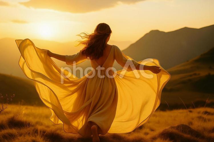 夕陽の草原で舞う女性 女性,ドレス,夕陽の写真素材
