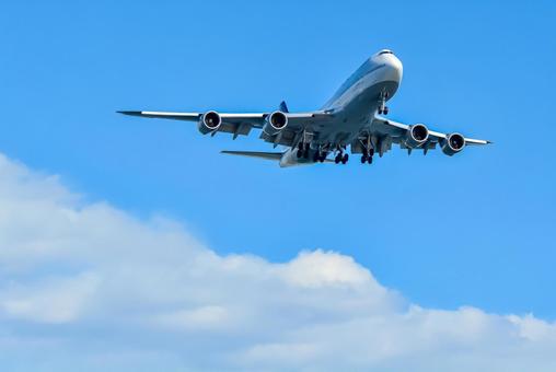 離陸して海外へ飛んでいくジャンボジェット 羽田空港,空港,駐機場の写真素材