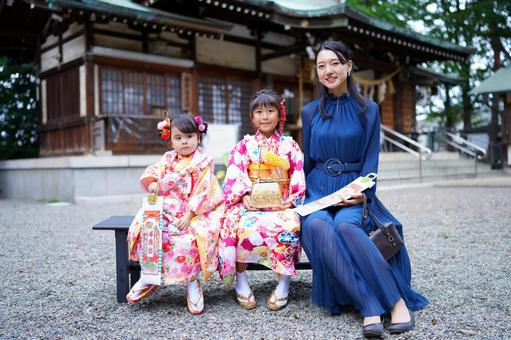 椅子に座って一休み 七五三,お参り,七五三参りの写真素材