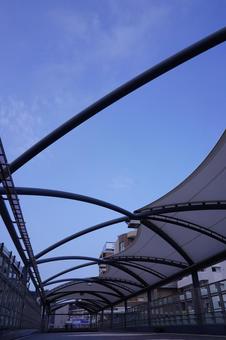朝の戸塚駅北側歩道橋の空 朝の戸塚駅北側歩道橋の空の写真